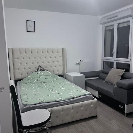 Chambre Individuelle Dans Un Appartement A 37 De Champs Elysees Sartrouville Exterior foto