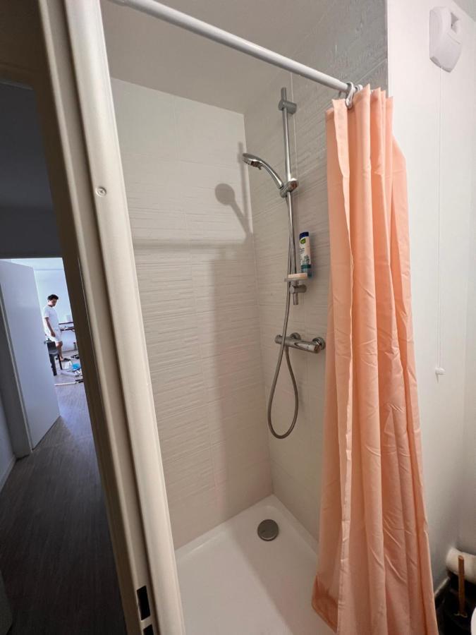 Chambre Individuelle Dans Un Appartement A 37 De Champs Elysees Sartrouville Exterior foto