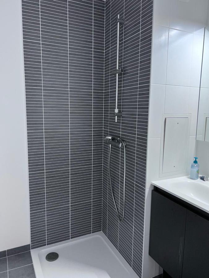 Chambre Individuelle Dans Un Appartement A 37 De Champs Elysees Sartrouville Exterior foto
