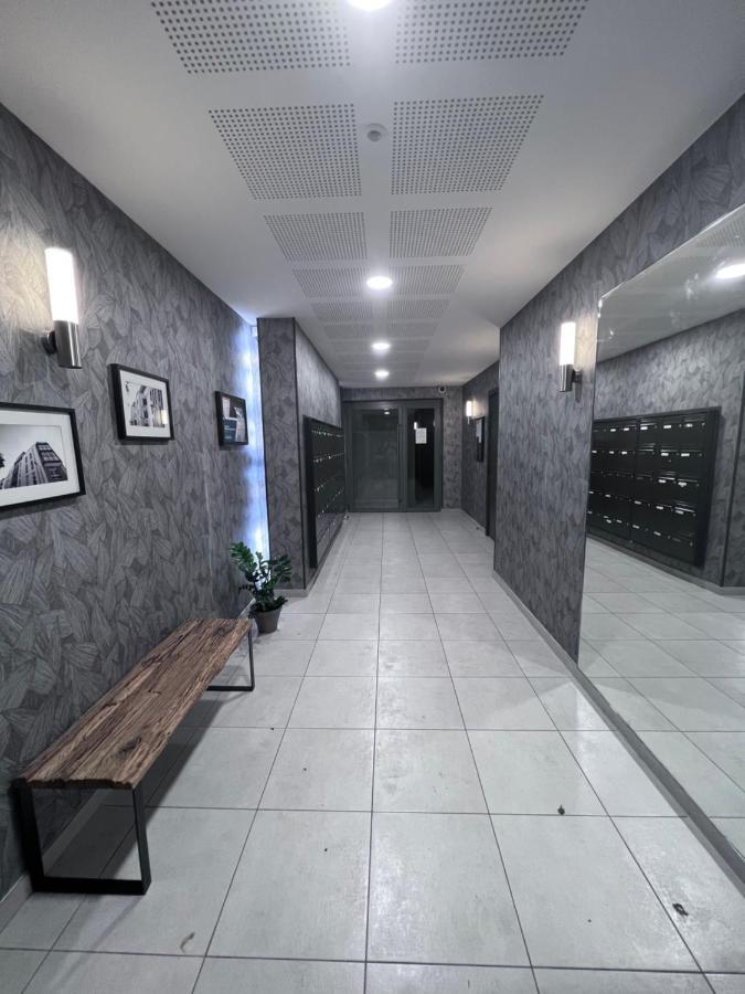 Chambre Individuelle Dans Un Appartement A 37 De Champs Elysees Sartrouville Exterior foto