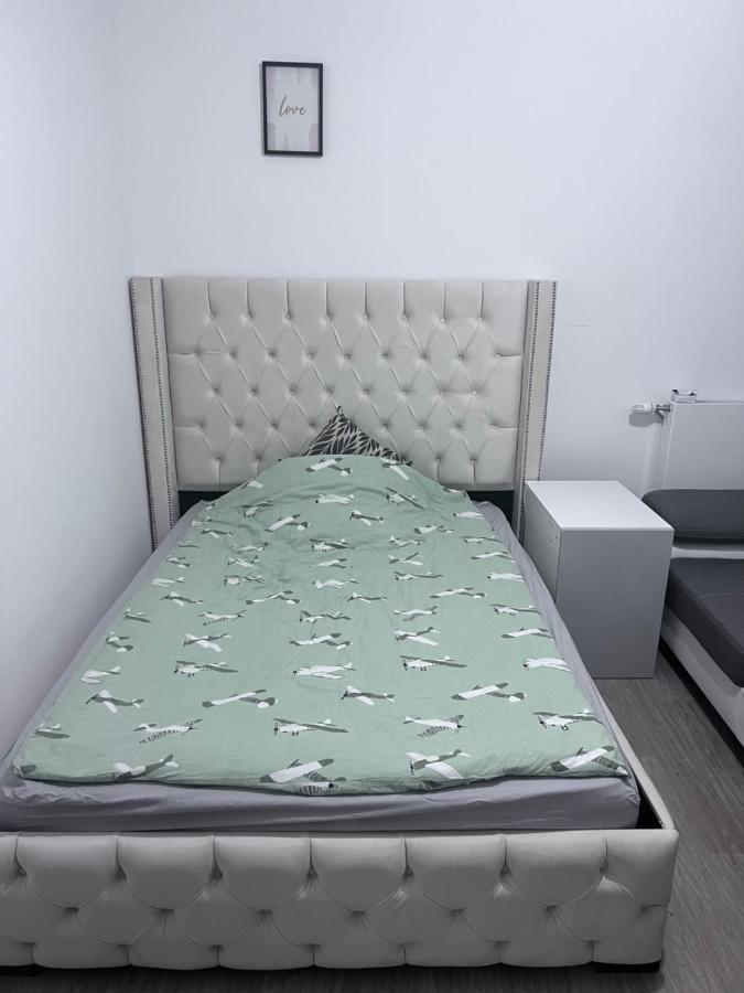 Chambre Individuelle Dans Un Appartement A 37 De Champs Elysees Sartrouville Exterior foto